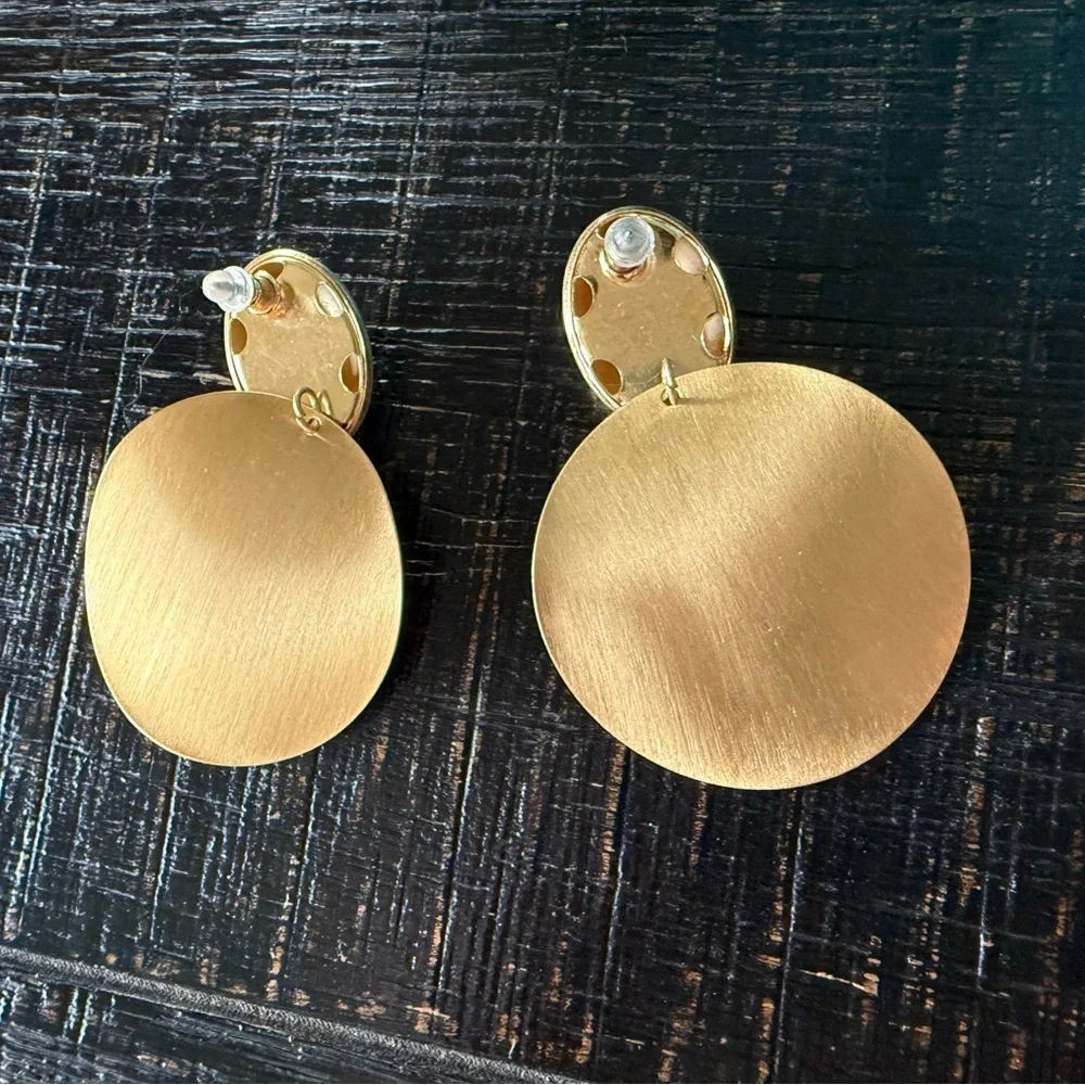 New in Box Amazon Essentials Gold Textured Earrings - Picture 3 of 3